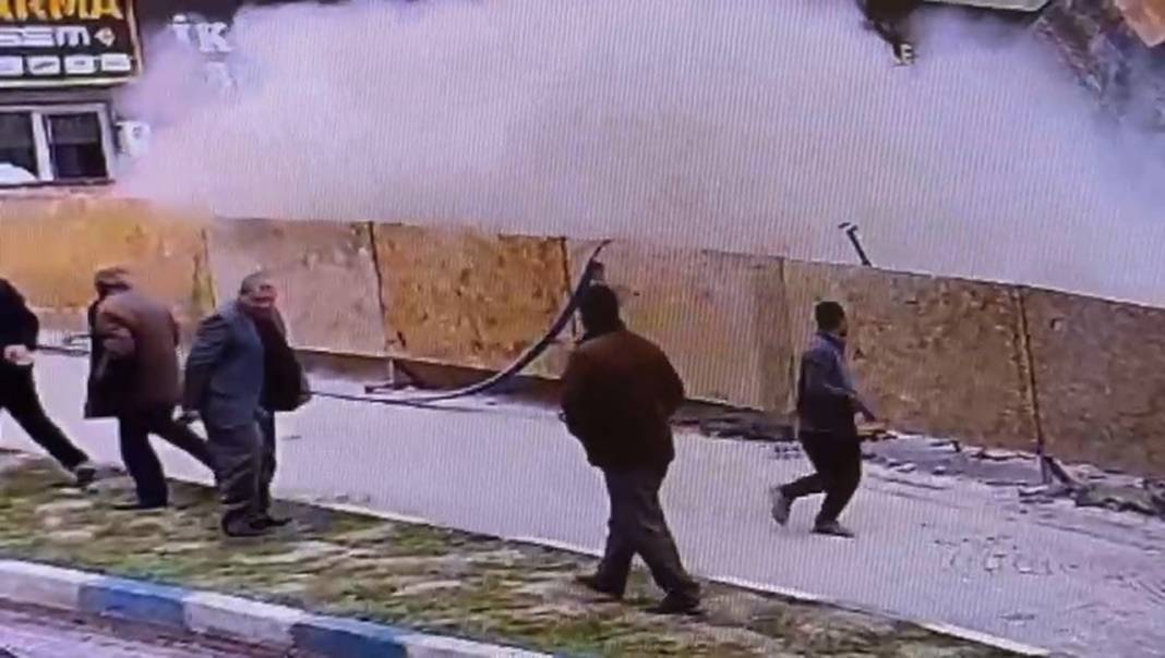 Temel kazısı sırasında lokanta çöktü! 2